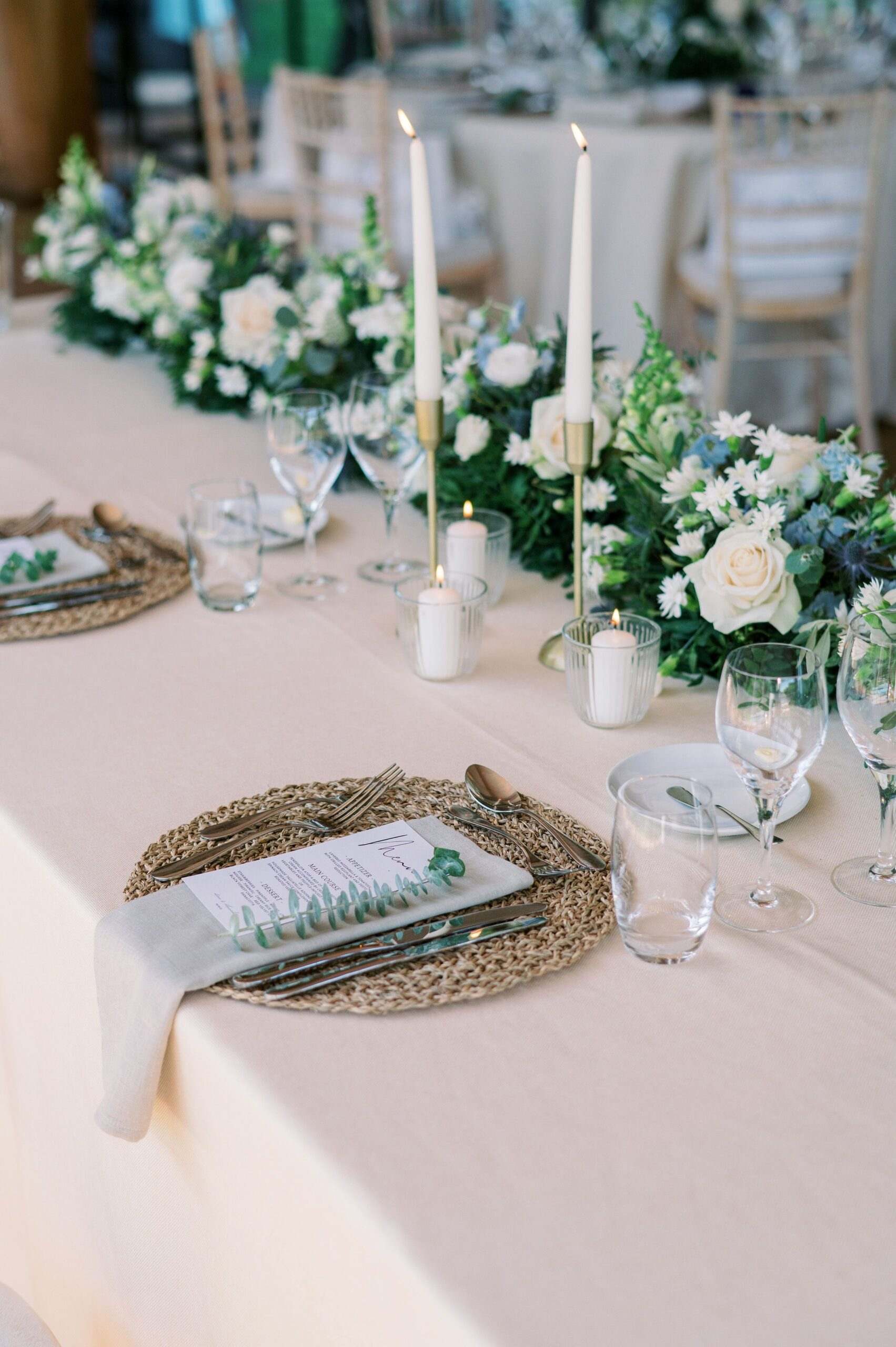 Sommerliche Festtafel — Eventdekoration für Firmenfeiern von FLEUR & FARN
