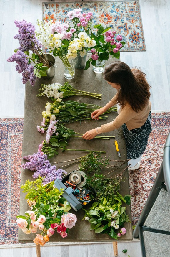 Floristin bindet einen frischen Blumenstrauss im FLEUR & FARN Atelier in Luzern